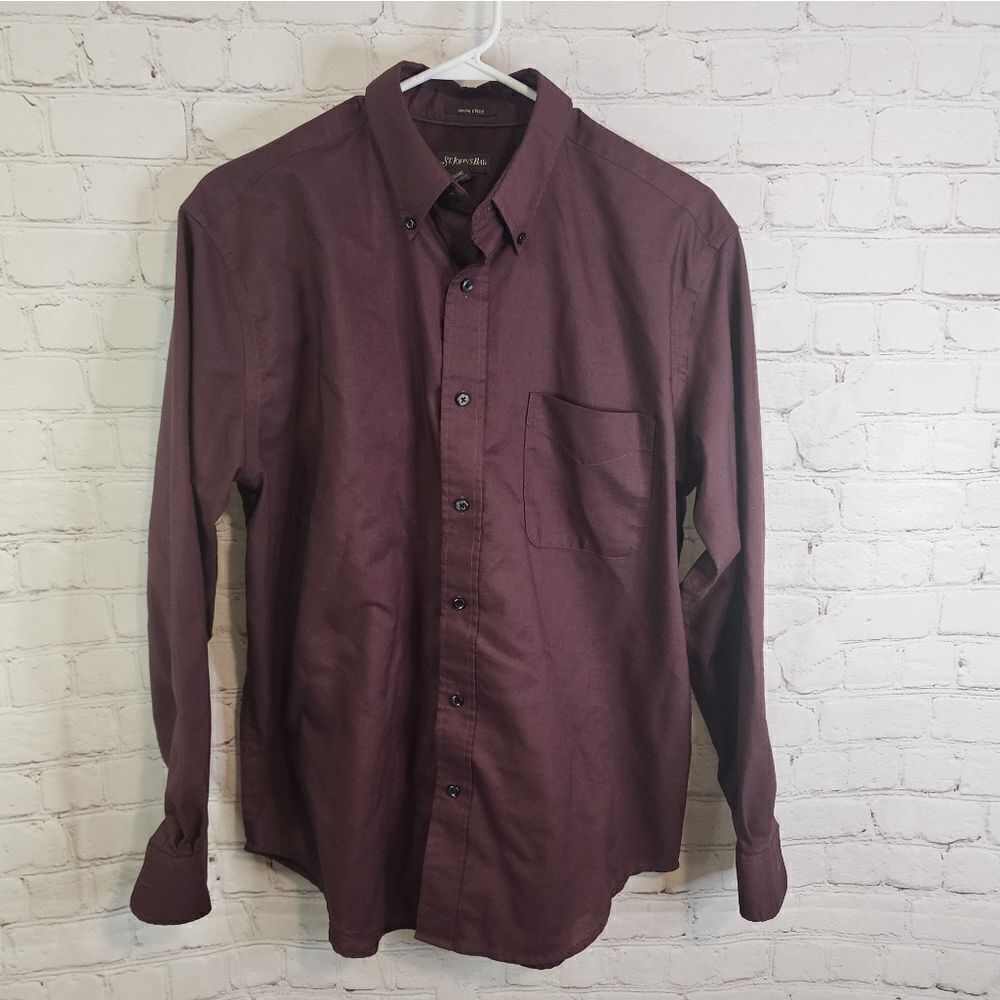 Men's St. John's Bay "Iron Free" dress shirt, size Medium